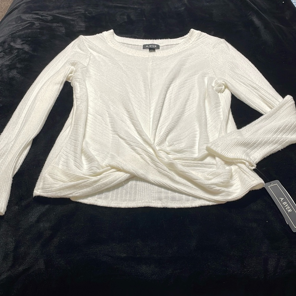 NWT off white soft sweater. Twist front. Ladies size large.